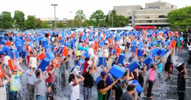 Stire din Monden : "Ice Bucket Challenge" a strâns aproape 130 de milioane de dolari pentru bolnavi