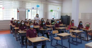 Stire din Cultură-Educație : În siguranţă! "Bobocii" umanişti de la Liceul Internaţional, prima întâlnire cu profesorii lor