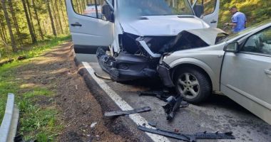 Accident cu un microbuz de transport copii şi o maşină. 17 persoane implicate