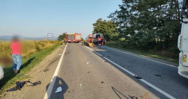 Stire din Eveniment : Căruţă lovită de o maşină! Doi copii şi doi adulţi, răniţi în accident