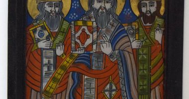 Stire din Cultură-Educație : Icoană cu foiță de aur a sfinților Trei Ierarhi, la Muzeul de Artă Populară