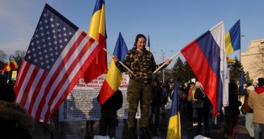 Stire din Actualitate : Susţinătorii lui Călin Georgescu manifestă în Piața Victoriei