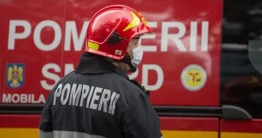 Stire din Eveniment : Ied salvat de pompieri după ce a căzut într-o fântână adâncă de zece metri într-o gospodărie