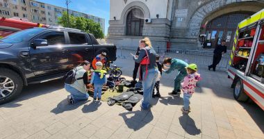 Galerie foto. Este distracție maximă pentru copii, în Piața Ovidiu. Iepurașul Pompier, plin de surprize - 3
