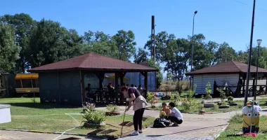 Beneficiarii centrelor de plasament, implicați într-o activitate de ecologizare și reciclare creativă
