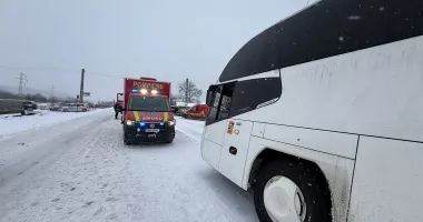 Vremea severă paralizează drumuri și localități. Se intervine masiv - 2