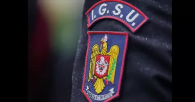 Stire din Eveniment : Vântul puternic a făcut ravagii în țară. Arbori doborâți, clădiri afectate și mii de oameni fără curent