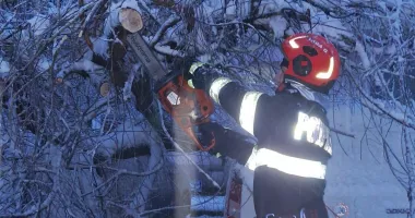 Vremea severă paralizează drumuri și localități. Se intervine masiv - 3