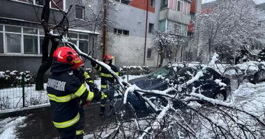 Stire din Social : Vremea severă paralizează drumuri și localități. Se intervine masiv