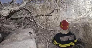 Vremea severă paralizează drumuri și localități. Se intervine masiv - 4