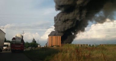 Stire din Eveniment : Incendiul de la Balotești nu a produs o poluare semnificativă în zonă. Ce spune Ministerul Mediului