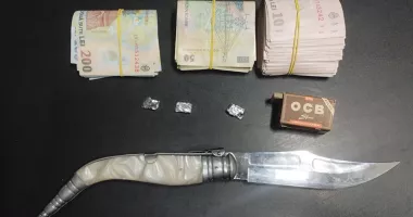 Stire din Eveniment : Descoperire surpriză într-o stație de taxi. Substanțe psihoactive și bani, confiscate de jandarmi