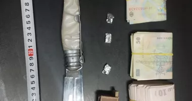 Descoperire surpriză într-o stație de taxi. Substanțe psihoactive și bani, confiscate de jandarmi - 3