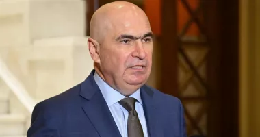 Stire din Actualitate : Bolojan, după prăbușirea dronei pe un bloc din Galați: „Apărarea României, limitată de dotare”