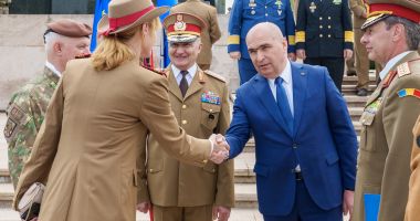 Stire din Actualitate : Ilie Bolojan, de Ziua Veteranilor de Război: „Sacrificiul și moștenirea lor nu trebuie uitate”