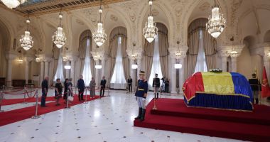 Stire din Politică-Administrație : Funeralii Ion Iliescu/  Peste 1.000 de persoane au adus un ultim omagiu la catafalcul fostului preşedinte Ion Iliescu