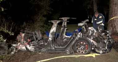 Doi oameni au murit într-un accident cu o maşină Tesla pe pilot automat