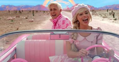 Stire din Cultură-Educație : “Barbie” depăşeşte pragul de un miliard de dolari încasări la nivel global, o premieră pentru o regizoare
