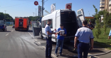 GALERIE FOTO ȘI VIDEO. INCENDIU PE BULEVARDUL TOMIS. MICROBUZ DE CĂLĂTORI, ÎN FLĂCĂRI! - 2