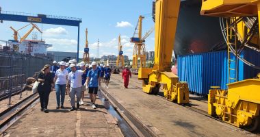 FOTO. Elevi din toată țara au vizitat Șantierul Naval Constanța și au învăţat cum se lucrează pe o navă - 13