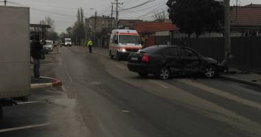 Galerie foto. Accident rutier pe strada Vârful cu Dor. Un autoturism s-a izbit puternic de un stâlp / UPDATE - 2