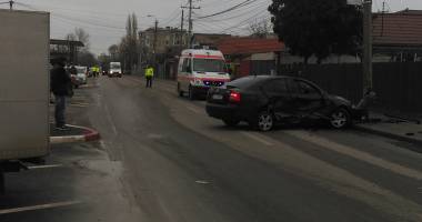 Galerie foto. Accident rutier pe strada Vârful cu Dor. Un autoturism s-a izbit puternic de un stâlp / UPDATE - 4