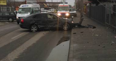 Galerie foto. Accident rutier pe strada Vârful cu Dor. Un autoturism s-a izbit puternic de un stâlp / UPDATE - 3