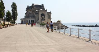 Stire din Eveniment : Panică la Cazino! Balustrada s-a rupt și o femeie a căzut în gol