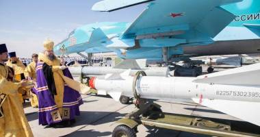 Rusia sfințește rachetele care bombardează țintele ISIS din Siria