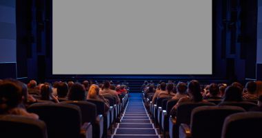 Stire din Social : O mamă cu doi copii nu a primit bilete la cinema: "Doamnă, nu înțelegeți că nu există familii cu un singur adult?"