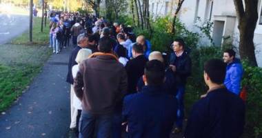 Galerie FOTO și VIDEO. Bătaie de joc! Românii din diaspora stau la cozi interminabile ca să voteze - 2