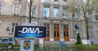 Stire din Eveniment : Primar reținut pentru trafic de influenţă. 2.000 de euro pentru angajarea unor rude!