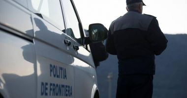 Stire din Eveniment : 29 de migranţi au fost găsiţi ascunşi într-un TIR încărcat cu mobilă, la frontieră