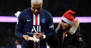 Stire din Sport : Mbappe, autograf pe teren!