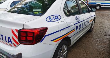 Stire din Eveniment : Un șofer și-a vopsit mașina să arate ca una de poliție. Adevărații polițiști l-au sancționat