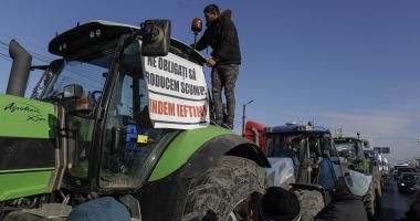 Stire din Social : Fermierii care protestează în stradă au început negocierile cu ministrul Agriculturii
