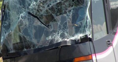 Stire din Actualitate : Cel puțin 18 morți în urma prăbușirii unui autobuz într-o prăpastie