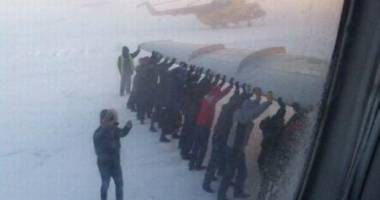 Stire din Actualitate : Video incredibil! Rusia / Pasagerii unui avion, nevoiți să împingă aparatul de zbor pentru a-l ajuta să decoleze
