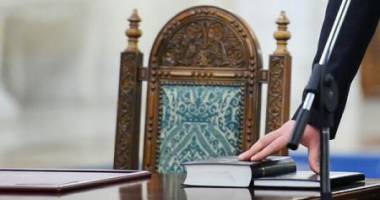 Stire din Politică-Administrație : A început ceremonia de învestire a noului Guvern