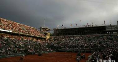 Stire din Sport : Semifinala Djokovic - Murray, întreruptă de furtună, reluată azi
