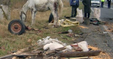 Șase persoane rănite într-un accident produs între o autoutilitară și o căruță