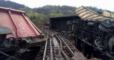 FOTO. UN TREN A DERAIAT ȘI MAI MULTE VAGOANE AU CĂZUT ÎN RÂPĂ. MECANICII AU MURIT - 3