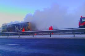 Stire din Actualitate : Incendiu pe autostradă! 20 de mașini distruse!
