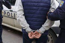 Stire din Eveniment : Fost polițist, arestat după ce și-a șantajat iubita cu 21 de ani mai mare