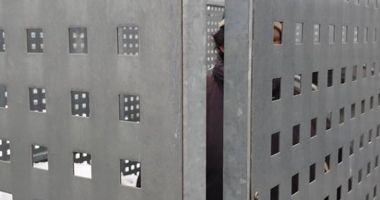 CAZ SCANDALOS! Paznicii de la un Lidl au închis o femeie cu probleme psihice într-o cușcă: 