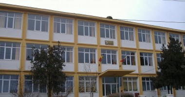 Stire din Cultură-Educație : SCANDAL MONSTRU! Medicul Școlii nr. 23 din Constanța, acuzat că vine BĂUT LA CABINET!