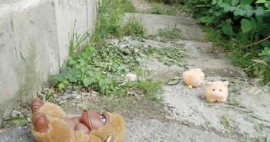 Stire din Diverse : GEST EXTREM AL UNEI MAME! Și-a aruncat copilul pe geam cu tot cu jucării