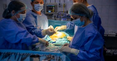 Stire din Sănătate : Atenţie, IMAGINI CU IMPACT EMOŢIONAL! Chist de aproape 10 kilograme, extras din abdomenul unei femei