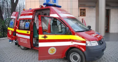 Stire din Eveniment : Lovită în plin pe trecerea de pietoni. O femeie a ajuns în stare gravă la spital după impactul cu un microbuz