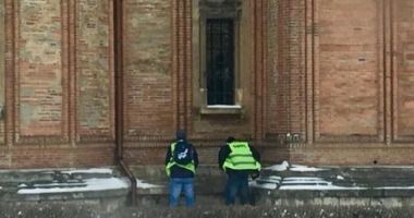 Stire din Eveniment : Doi angajați MAI, surprinși când își fac nevoile pe BISERICĂ